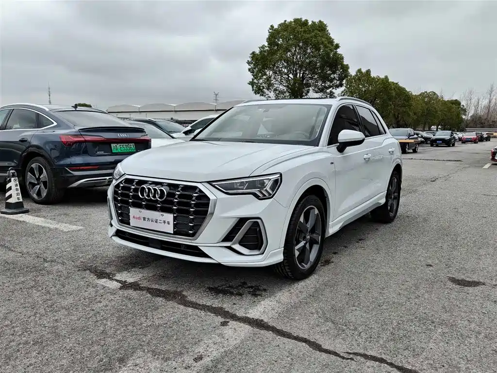 AUDI Q3