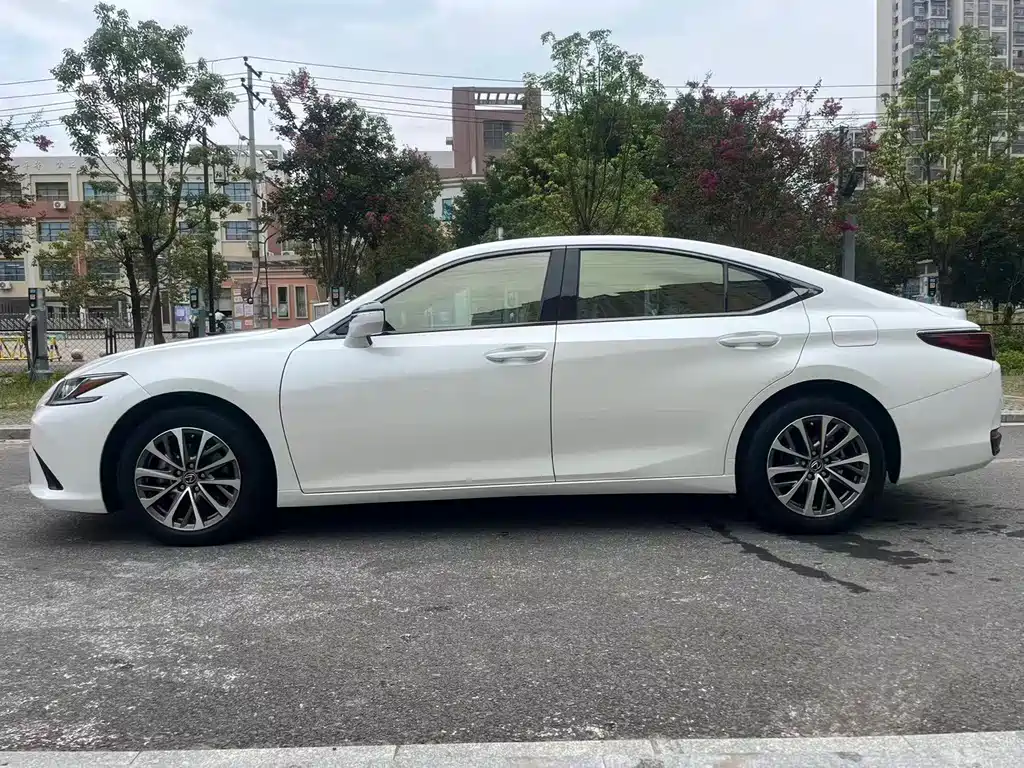 Lexus ES — миниатюра 13