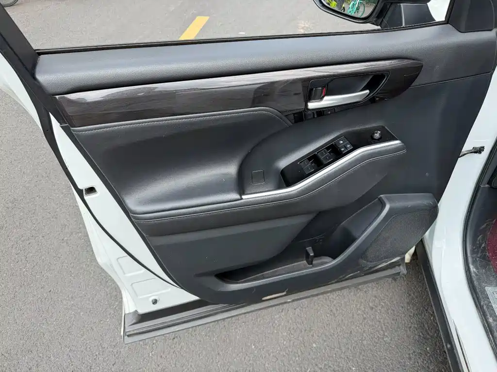 Toyota Crown Kluger — миниатюра 6