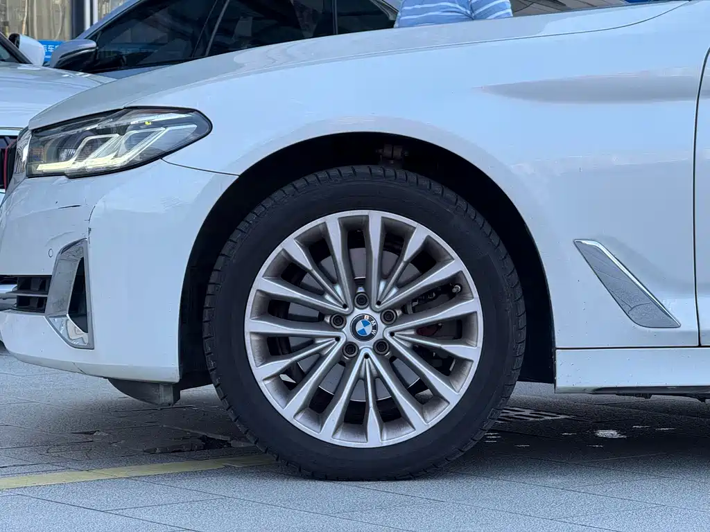 BMW 5 Series — миниатюра 9