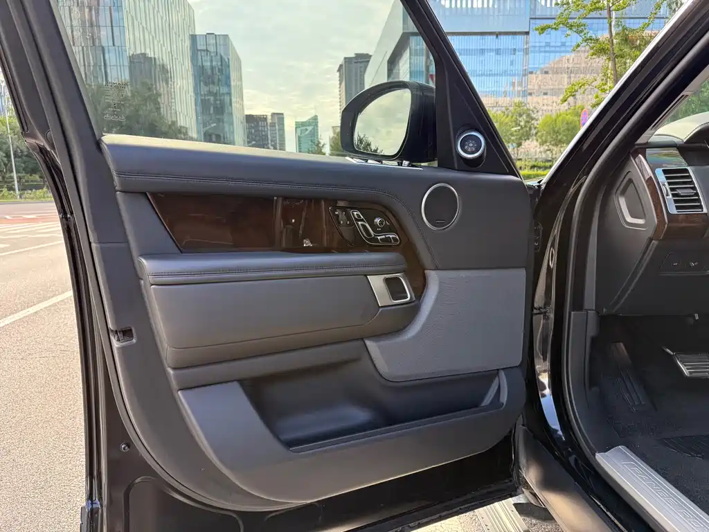 Land Rover Range Rover — миниатюра 18