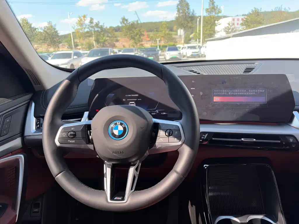 BMW iX1 — миниатюра 11