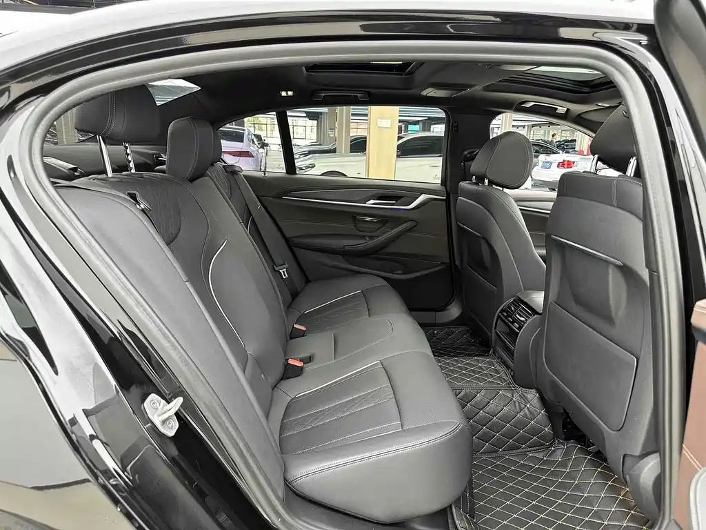 BMW 5 Series — миниатюра 5