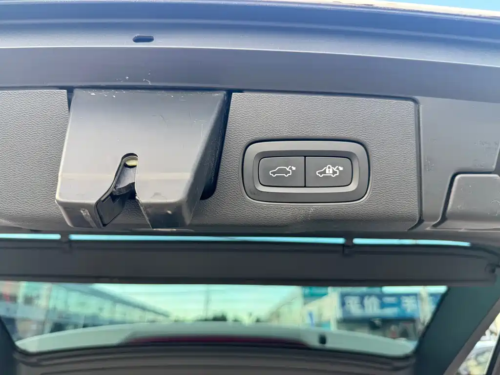 Volvo XC60 PHEV — миниатюра 10