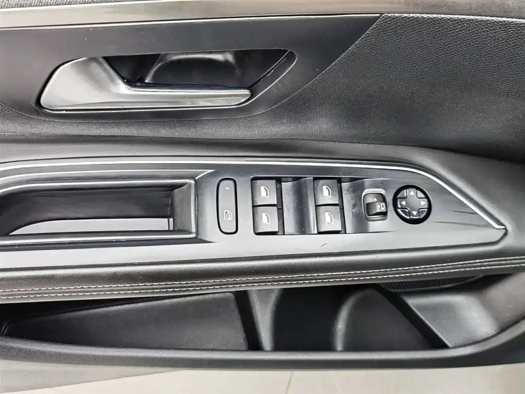 Peugeot 5008 2017 380THP 7 мест Luxury