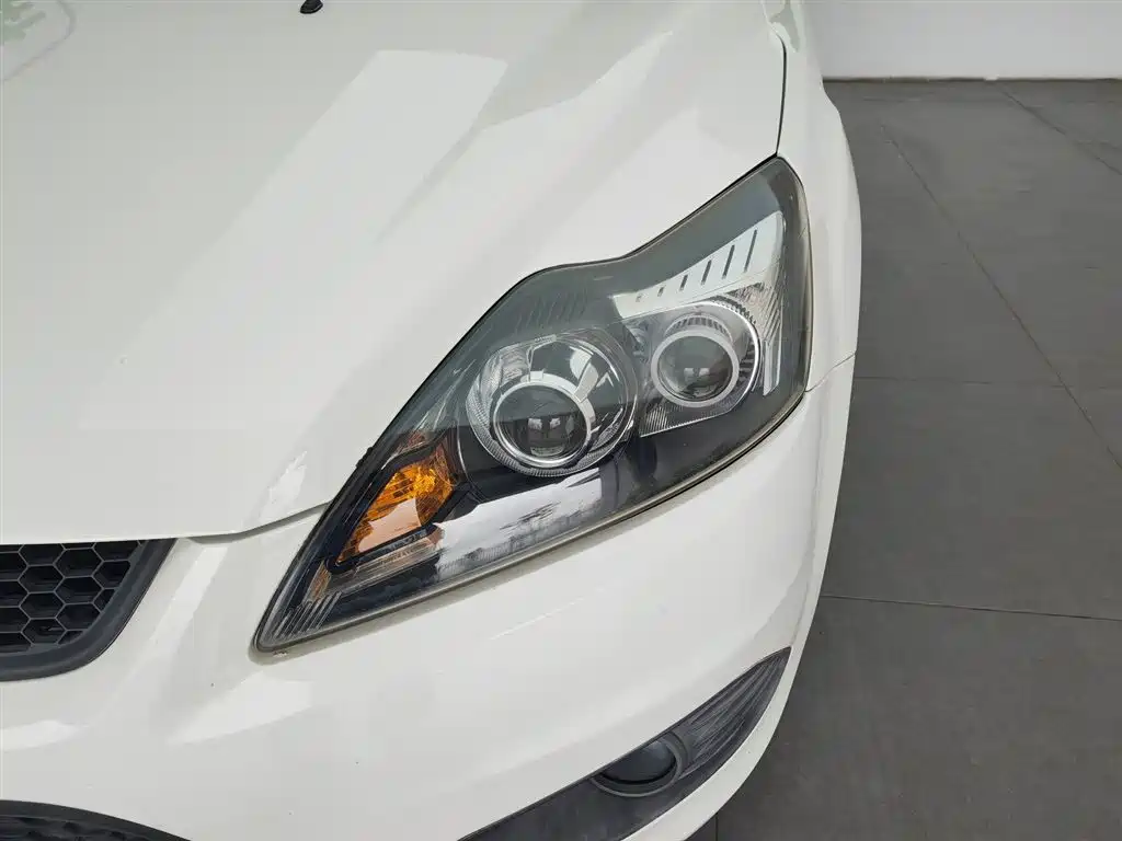 Ford Focus 2013 1.8L AT