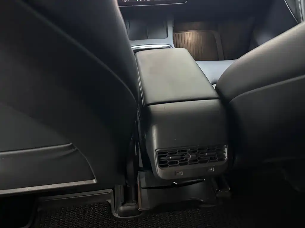 Tesla Model Y — миниатюра 13