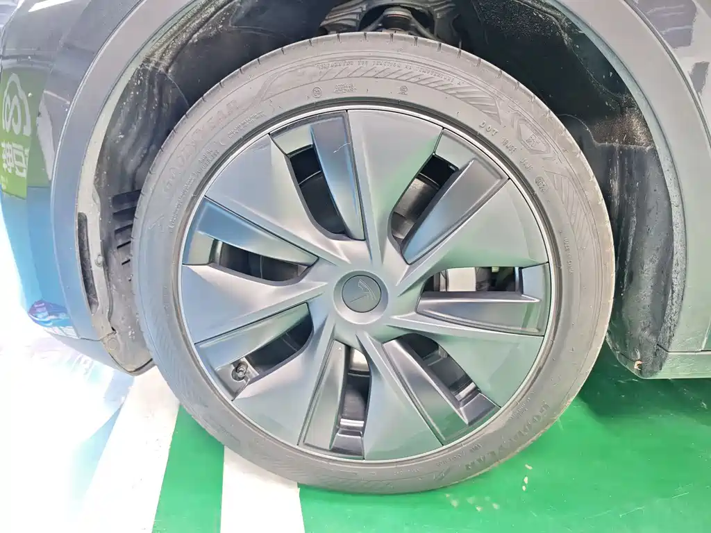 Tesla Model Y — миниатюра 5