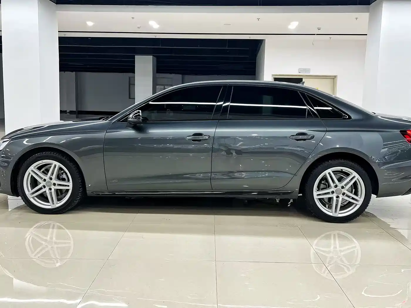 Audi A4L 2023 Silver/gray из Китая