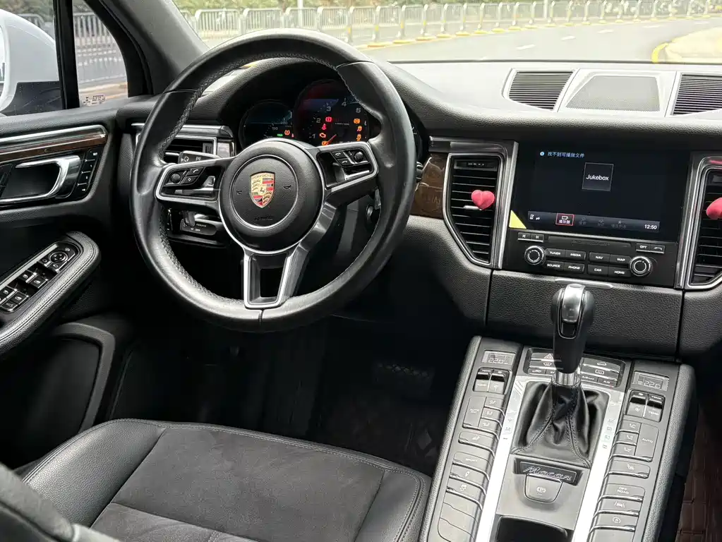 PORSCHE MACAN