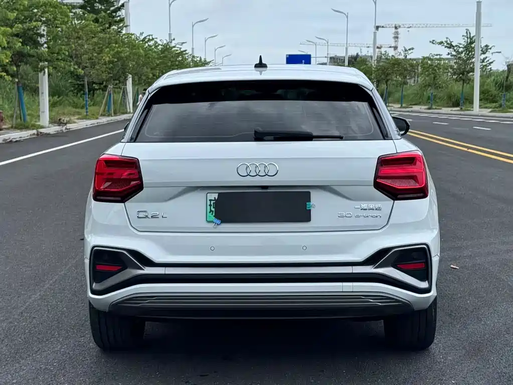 Audi Q2L e-tron — миниатюра 5