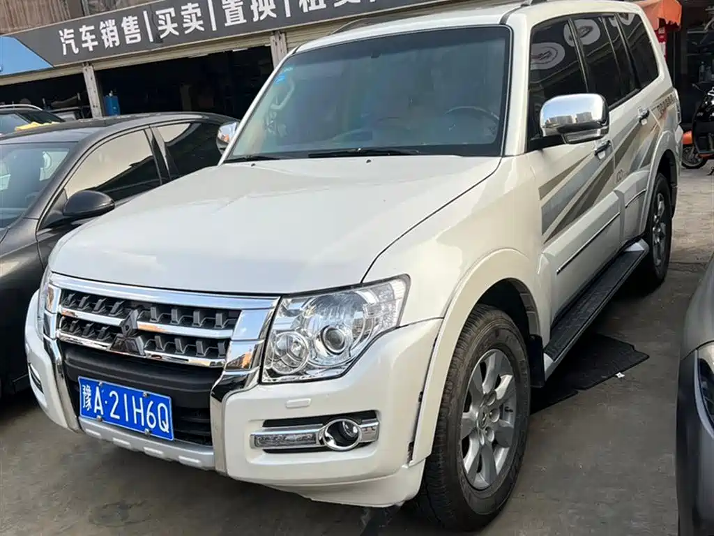 MITSUBISHI PAJERO