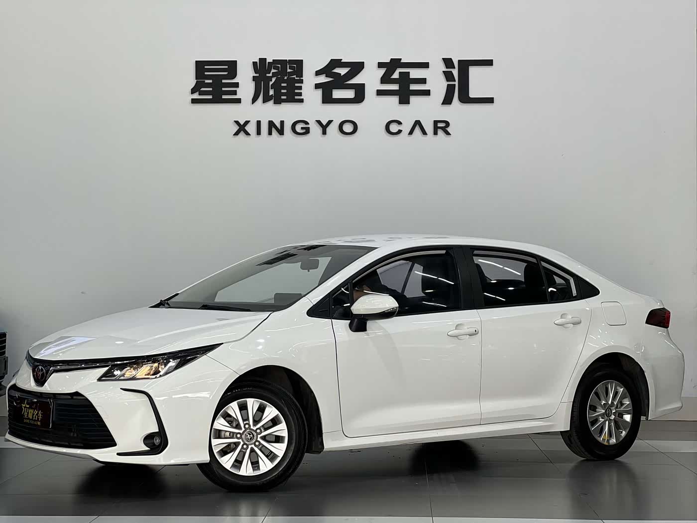 Toyota Corolla 1.2 л 2023 г. Белый, пробег 42000 км