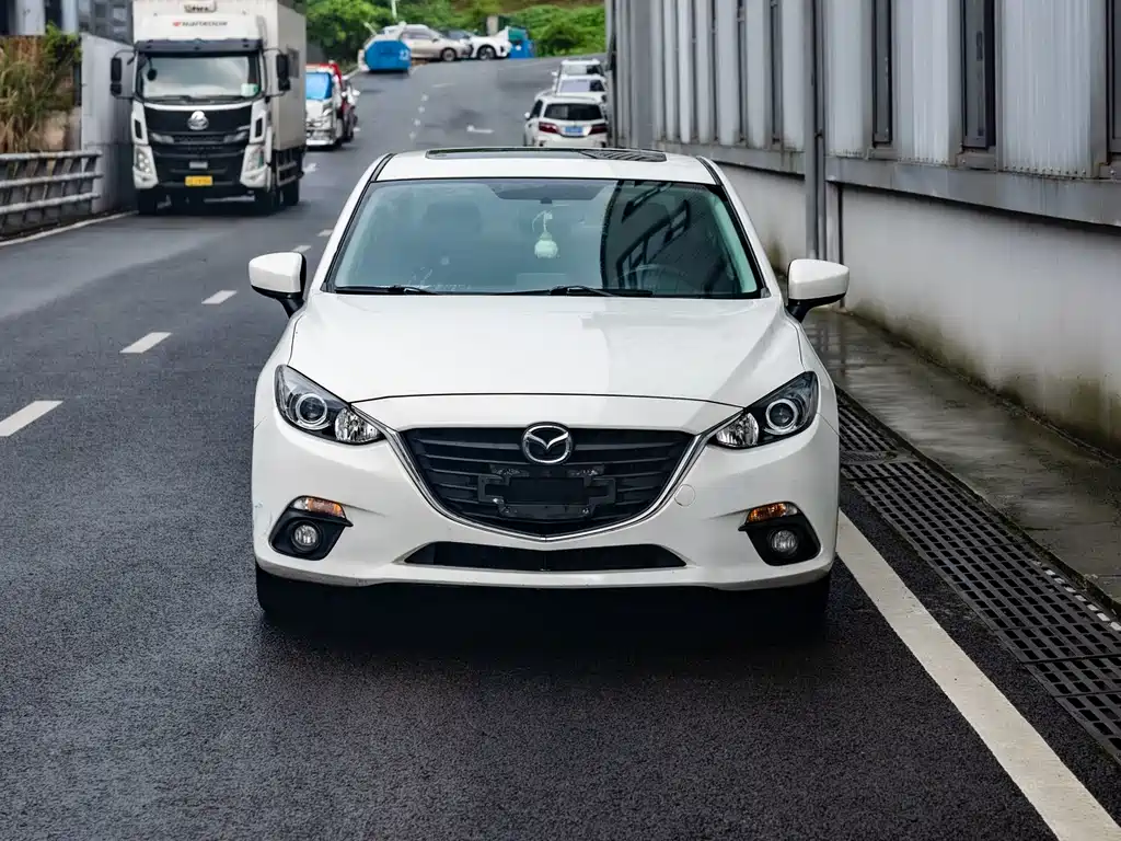 Mazda Mazda3 3 2016 1.5L AT Luxury