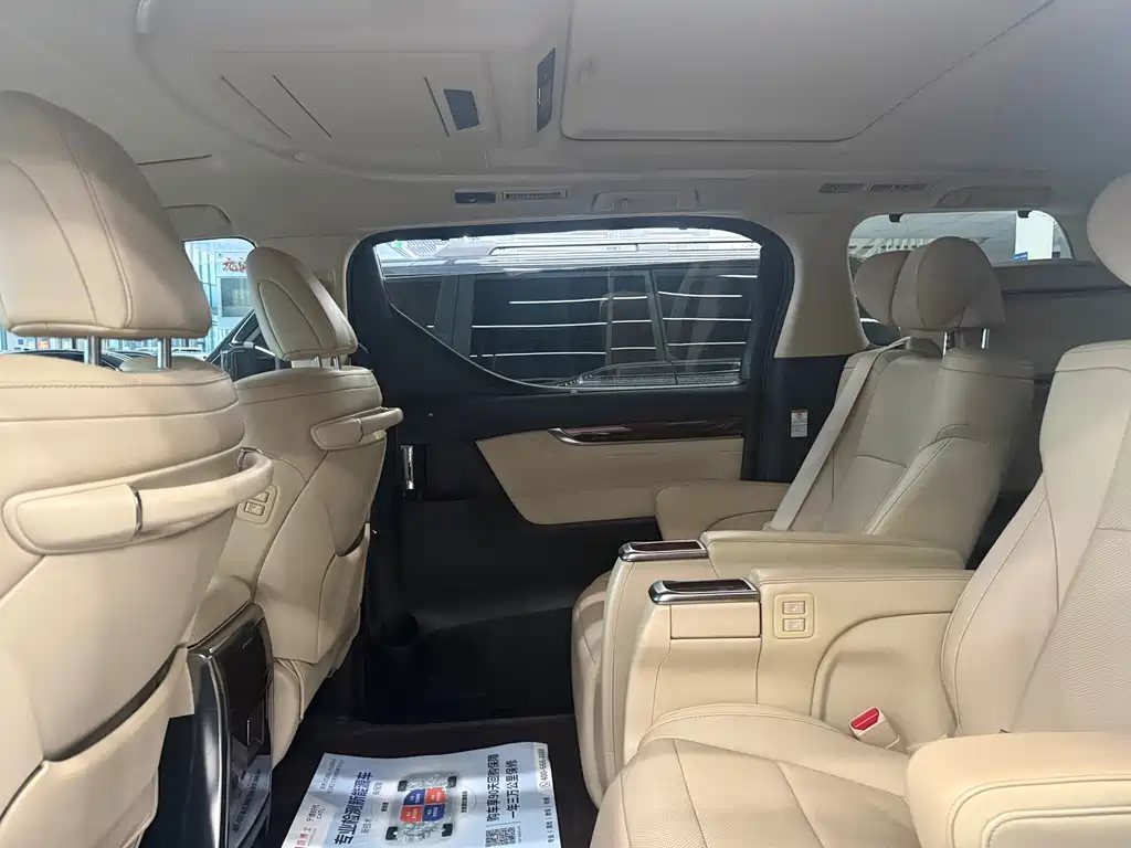 Toyota Alphard — миниатюра 5