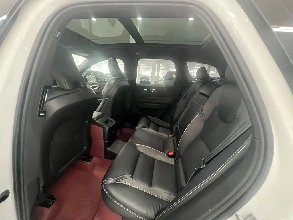 Volvo XC60 PHEV — миниатюра 5