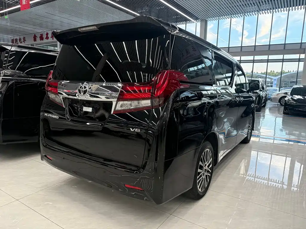 Toyota Alphard — миниатюра 9