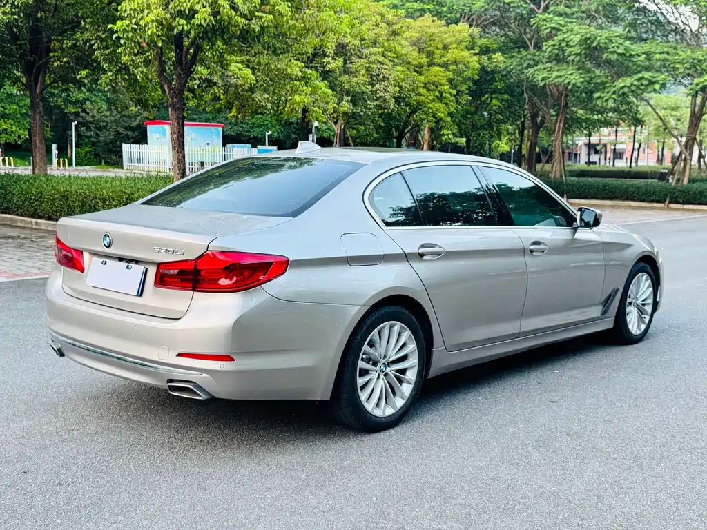 BMW 5 Series — миниатюра 9