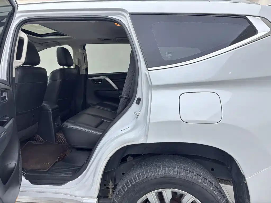 Mitsubishi Pajero (Import) — миниатюра 9