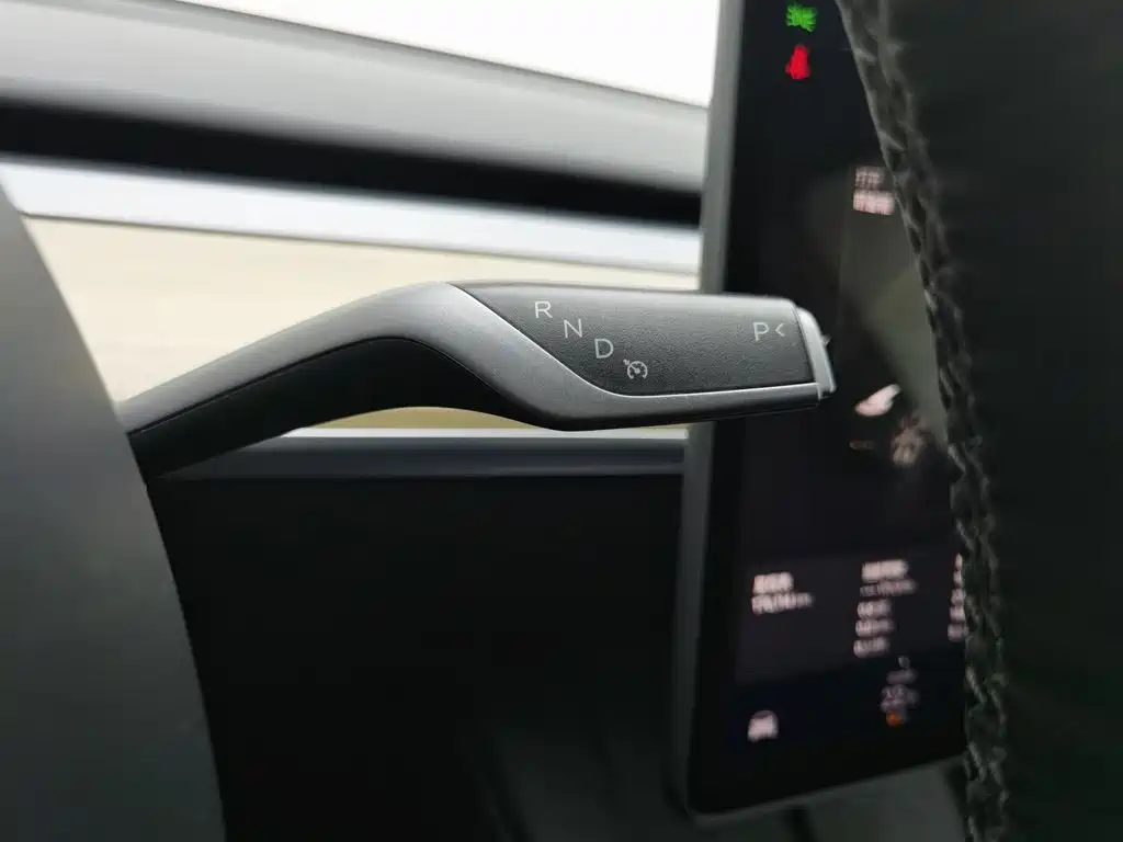 Tesla Model Y — миниатюра 13