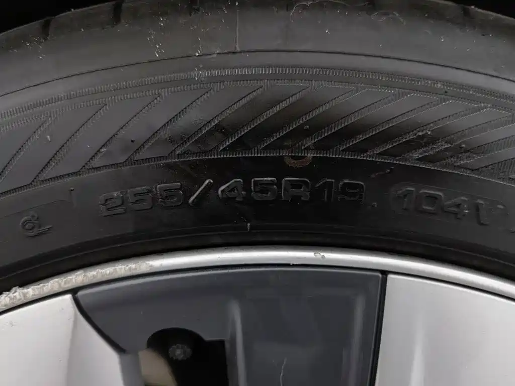 Tesla Model Y — миниатюра 24