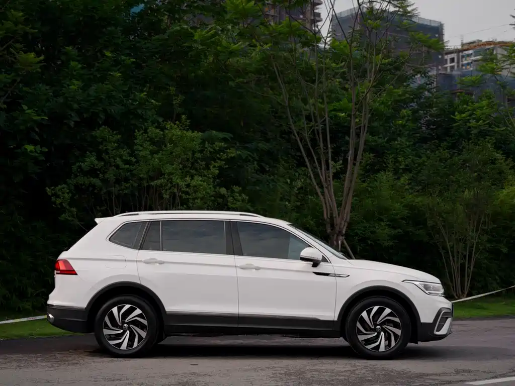 Volkswagen Tiguan L L 2022 330TSI AT Smart