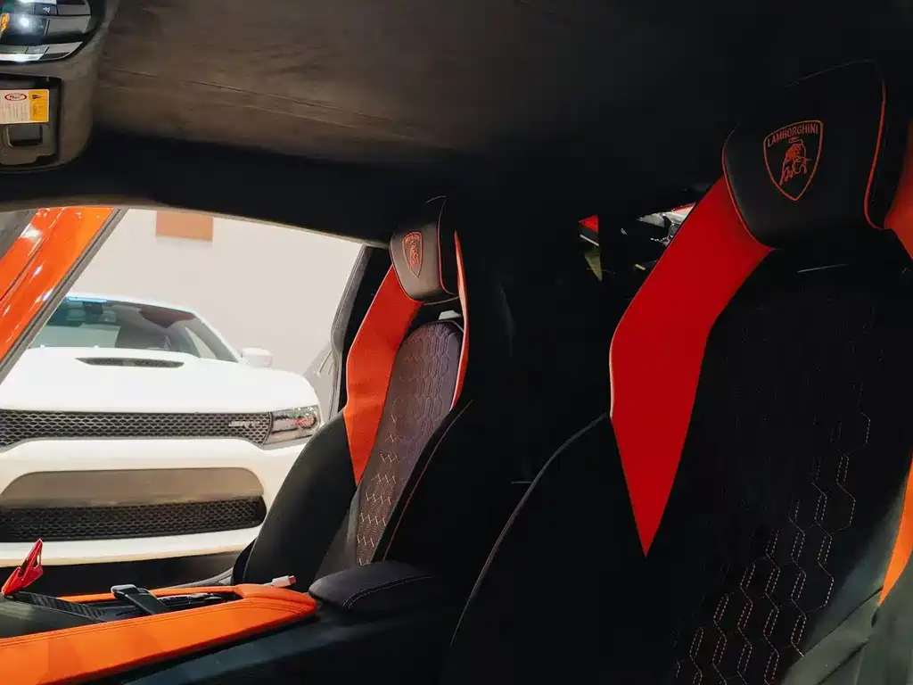 LAMBORGHINI REVUELTO