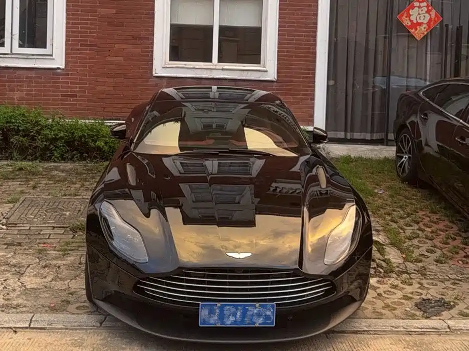 Aston Martin DB11 — миниатюра 2