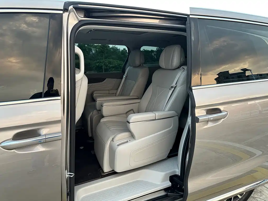 Roewe iMAX8 New Energy — миниатюра 22