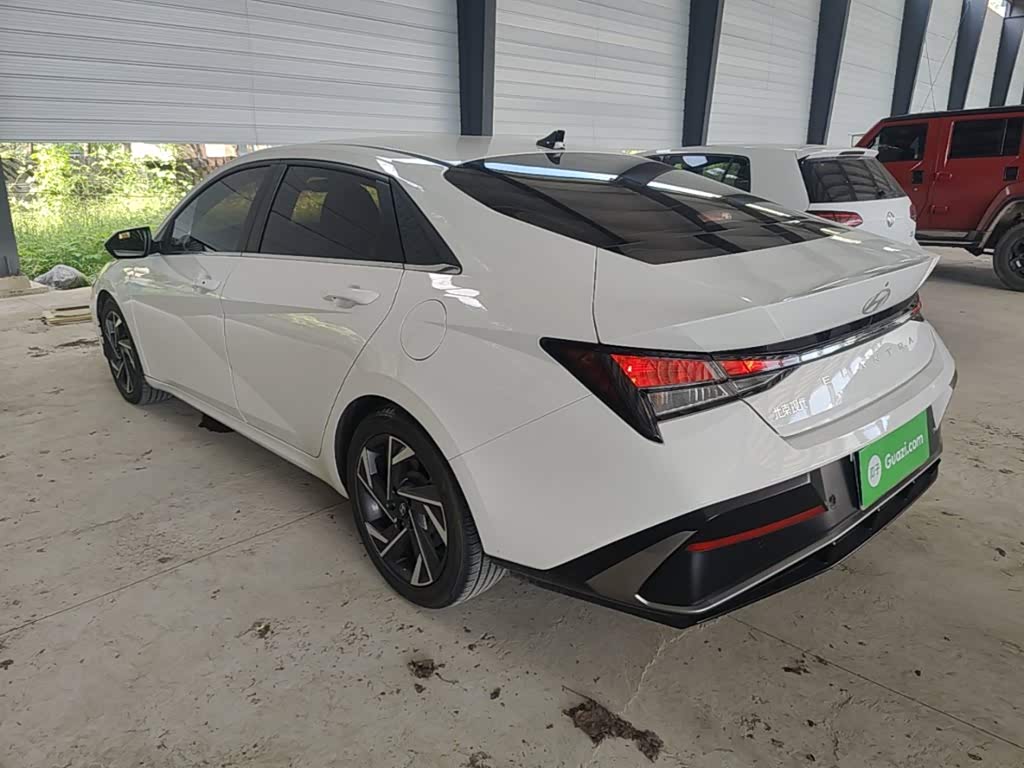 Hyundai Elantra 1.5 л 2025 г. Белый, пробег 23300 км