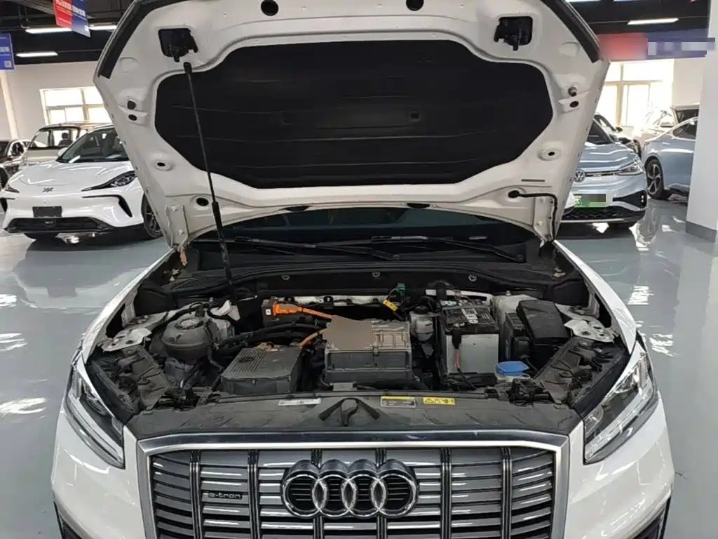 Audi Q2L e-tron — миниатюра 20