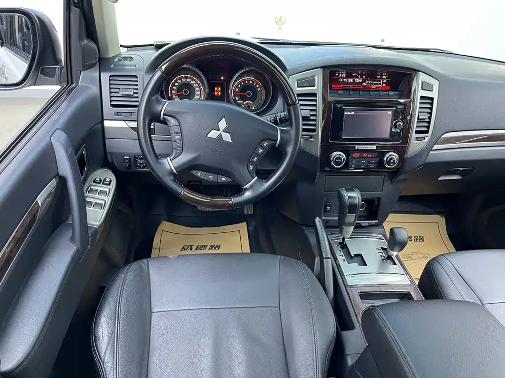 Mitsubishi Pajero (Import) — миниатюра 26