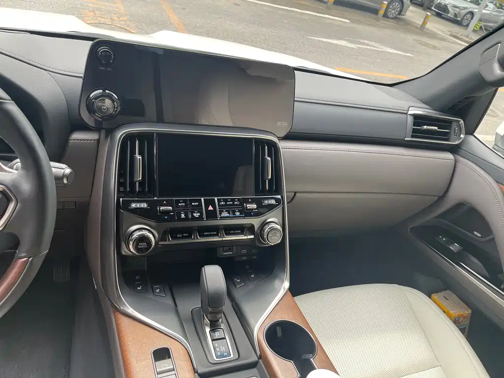 Lexus LX 2025 700h