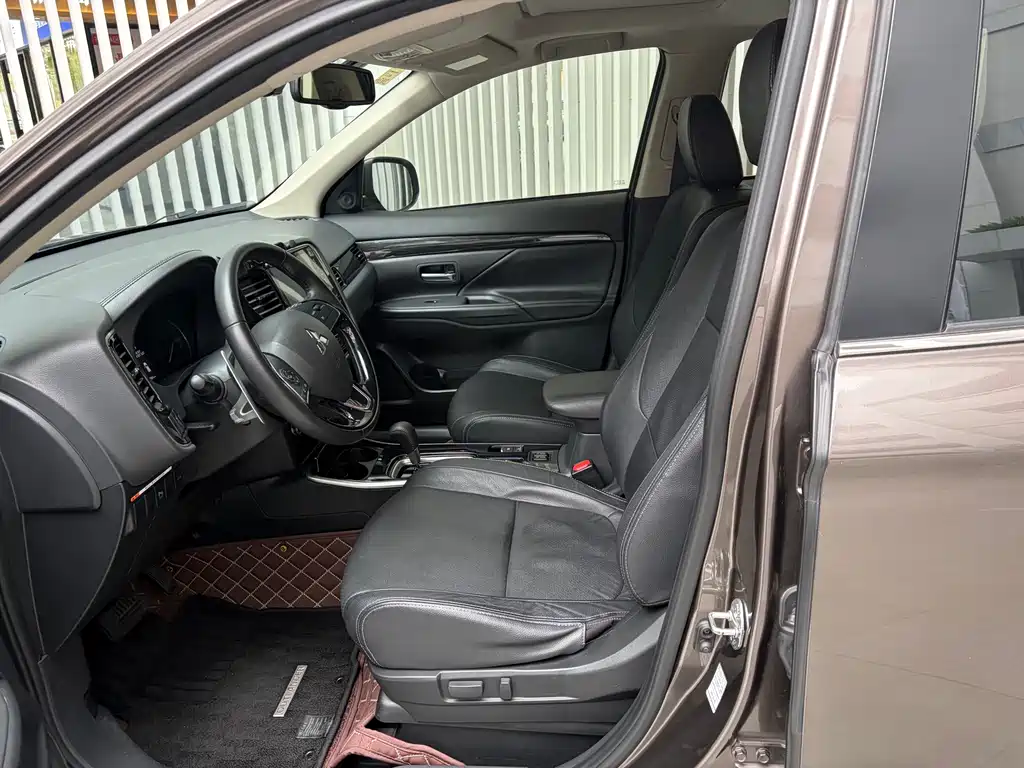 MITSUBISHI OUTLANDER