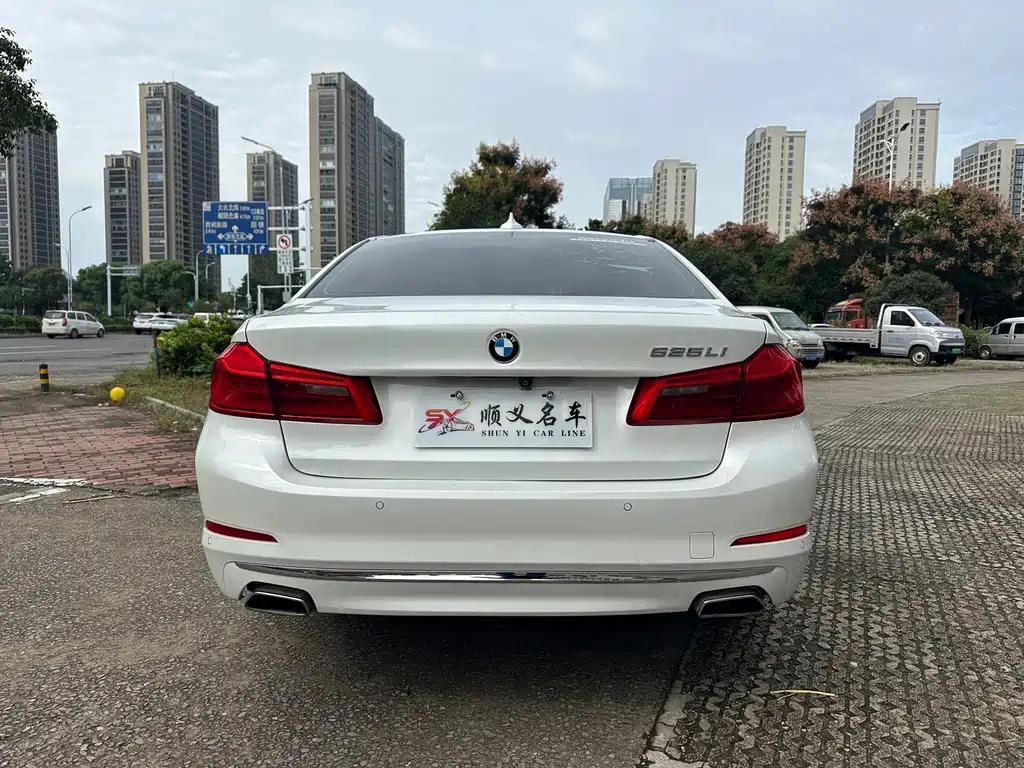 BMW 5 Series — миниатюра 5