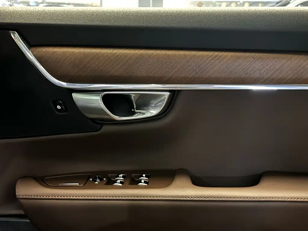 Volvo S90 PHEV — миниатюра 25