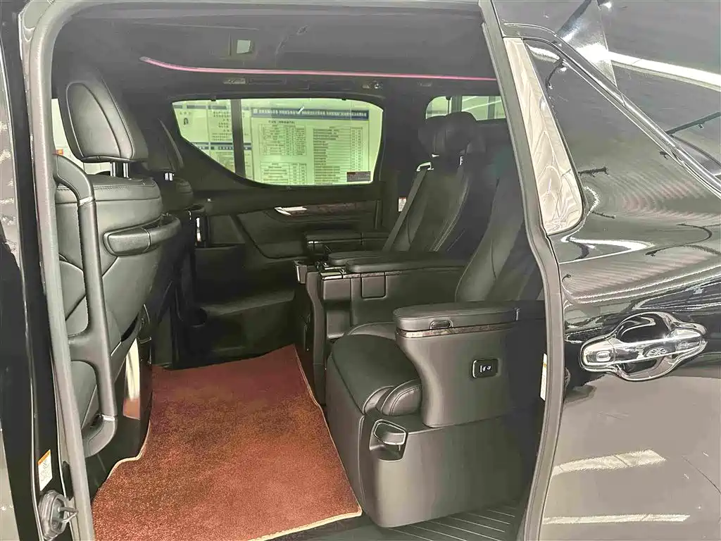 Toyota Alphard — миниатюра 13