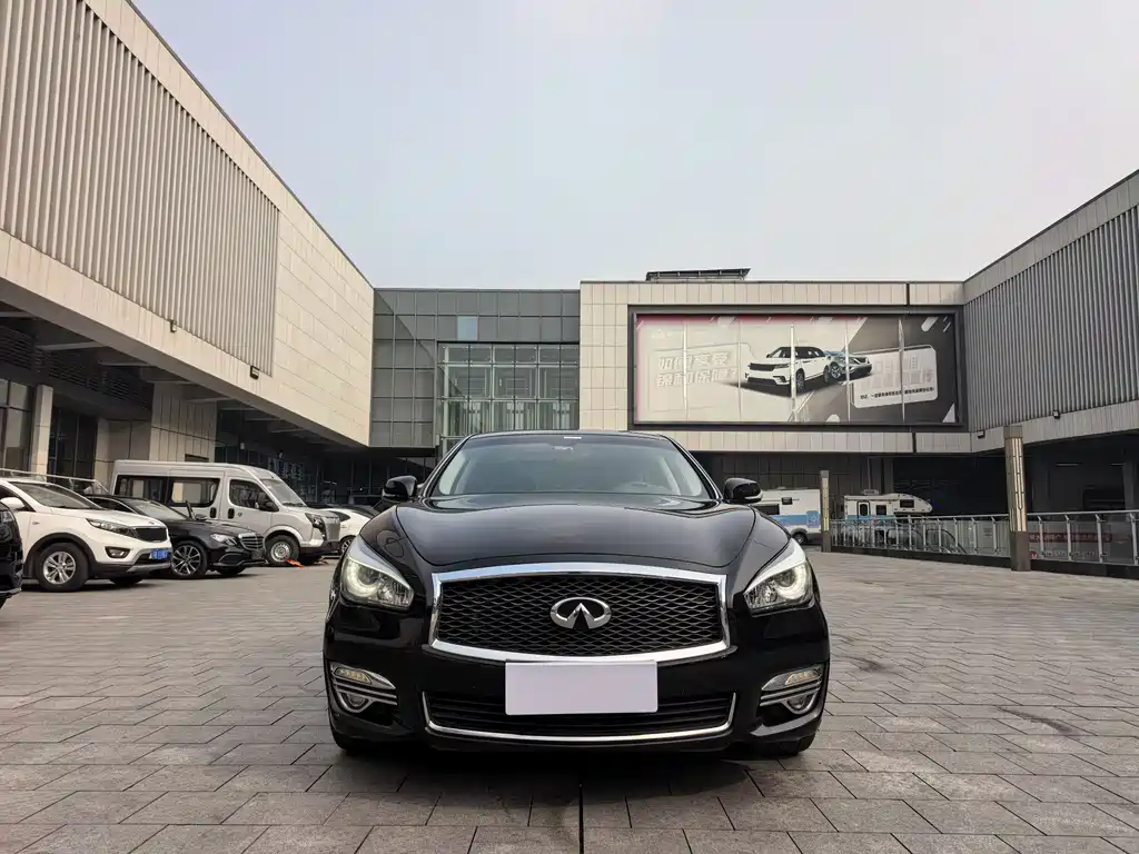 INFINITI Q70