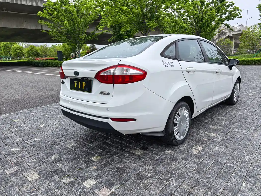 Ford Fiesta 2013 1.5L MT
