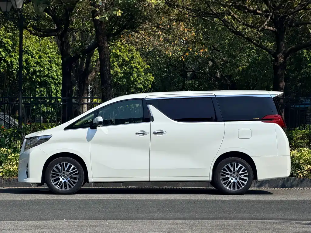 Toyota Alphard — миниатюра 5