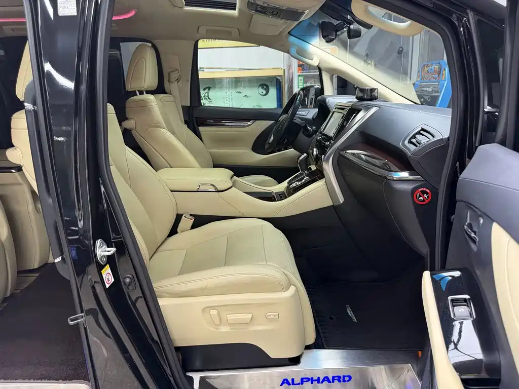 Toyota Alphard — миниатюра 13