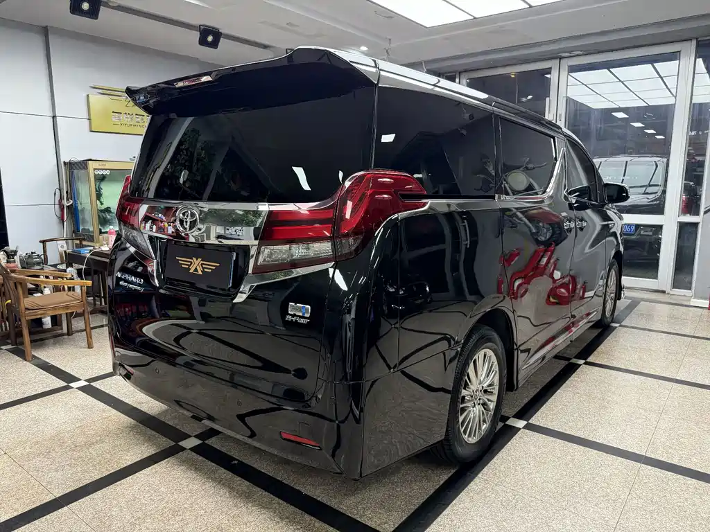 Toyota Alphard — миниатюра 5