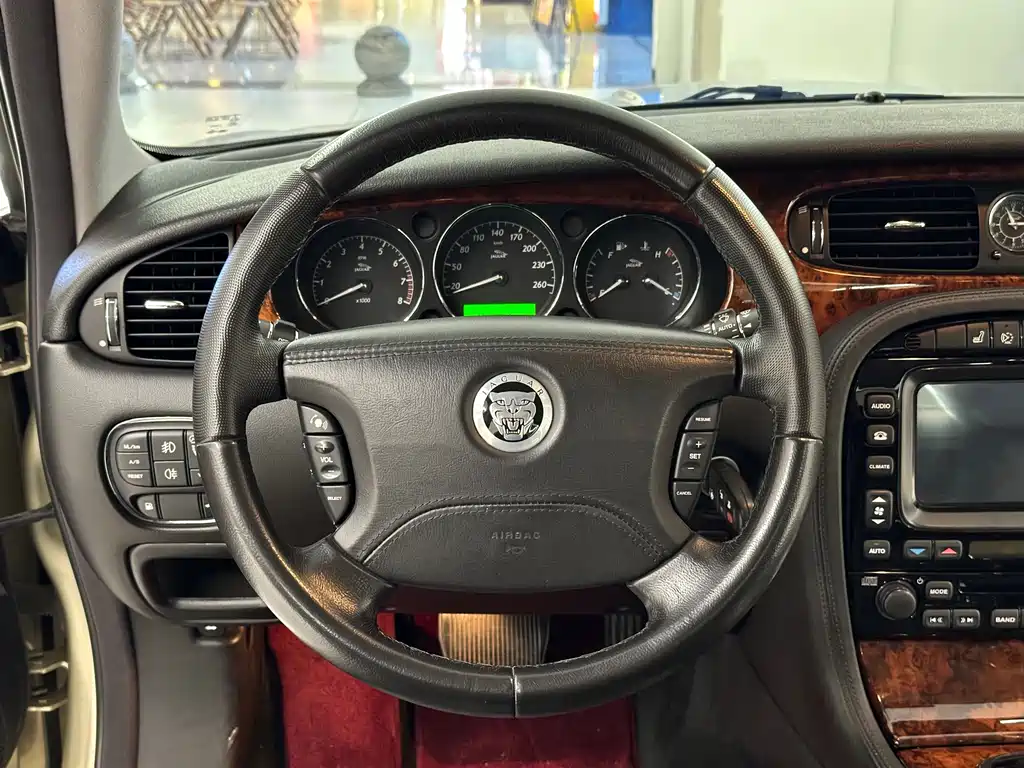 Jaguar XJ — миниатюра 18