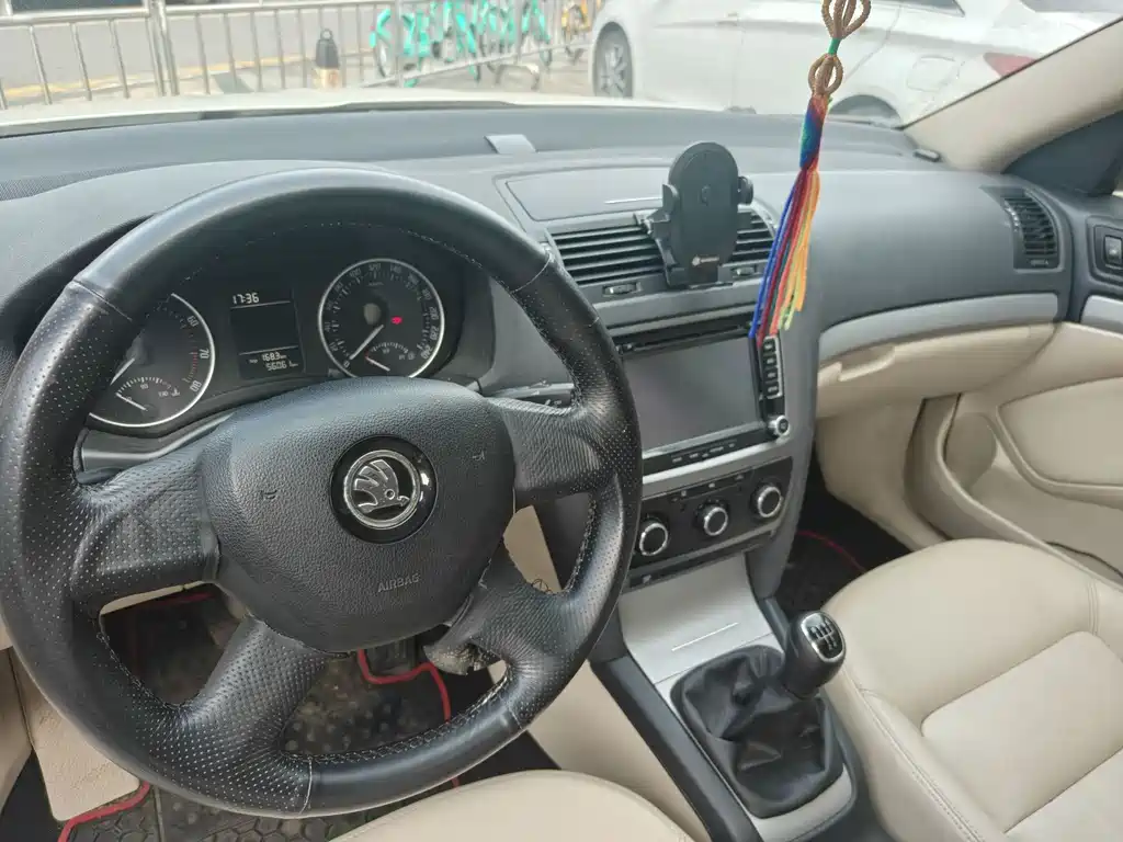 Skoda Octavia 2015 1.6L MT