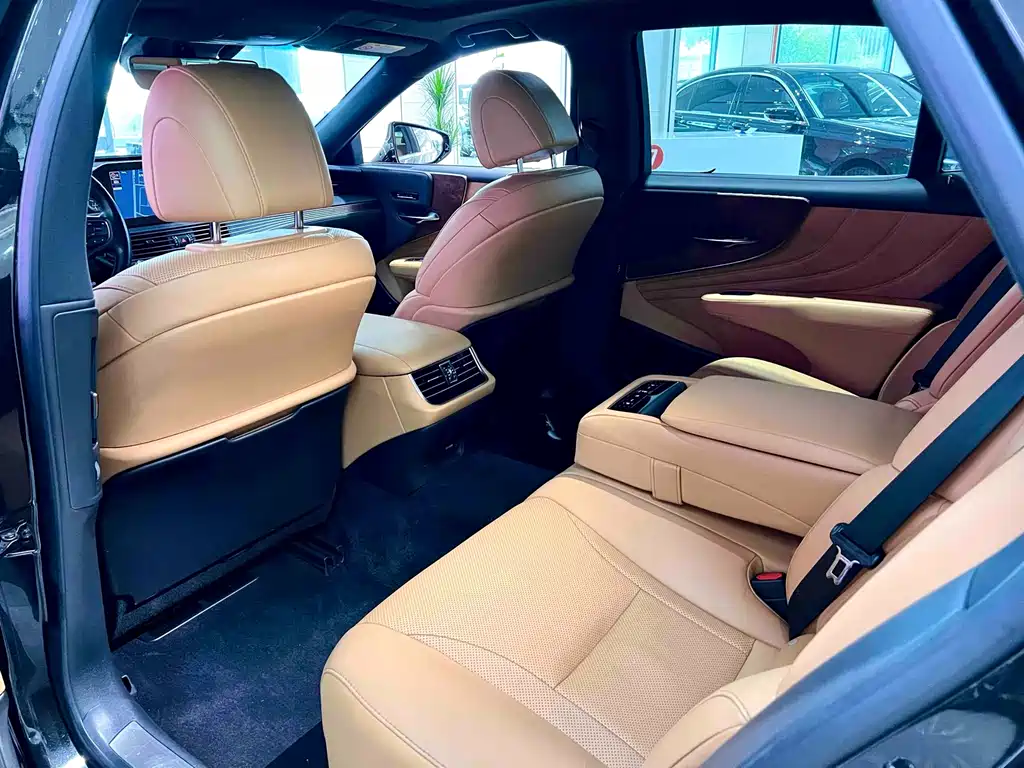 Lexus LS — миниатюра 9