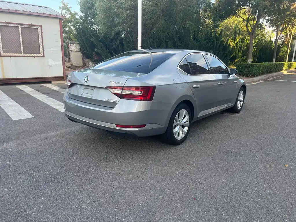 Skoda Superb — миниатюра 6