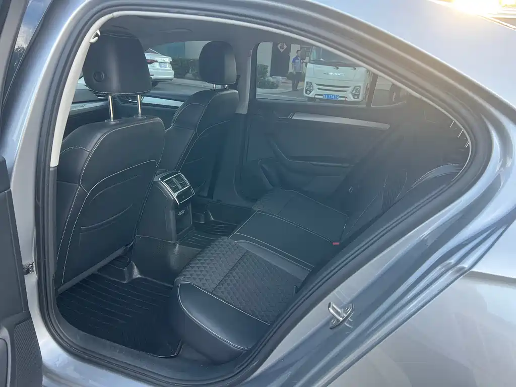 Skoda Superb — миниатюра 8