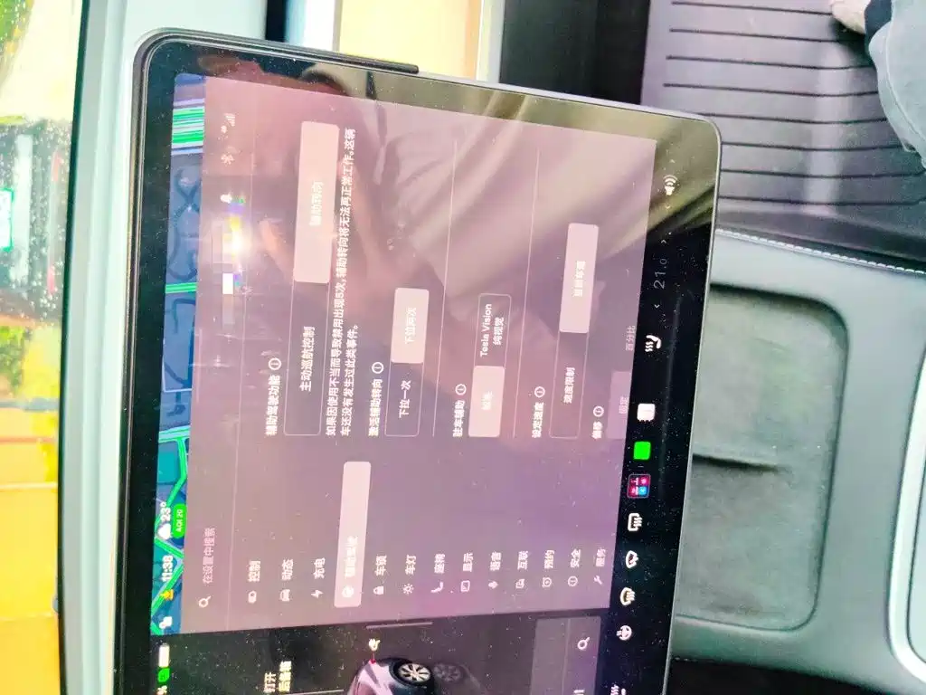 Tesla Model Y — миниатюра 20