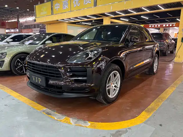 PORSCHE MACAN