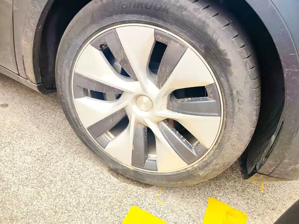 Tesla Model Y — миниатюра 25